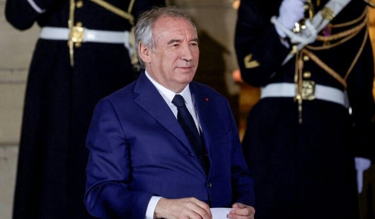 Au lendemain de sa nomination, Bayrou entame ses consultations à Matignon