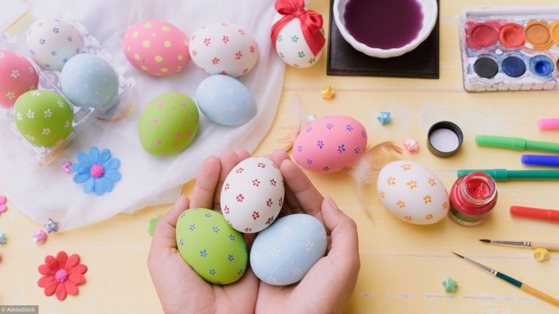 Bricolage: on peint et décore les œufs de Pâques