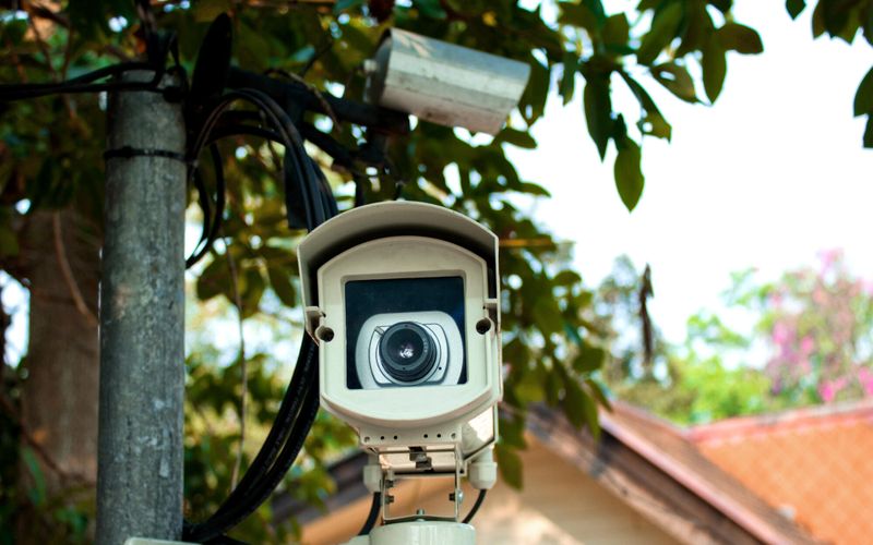 Mon voisin a t-il le droit de mettre une caméra de surveillance sur notre terrain commun?
