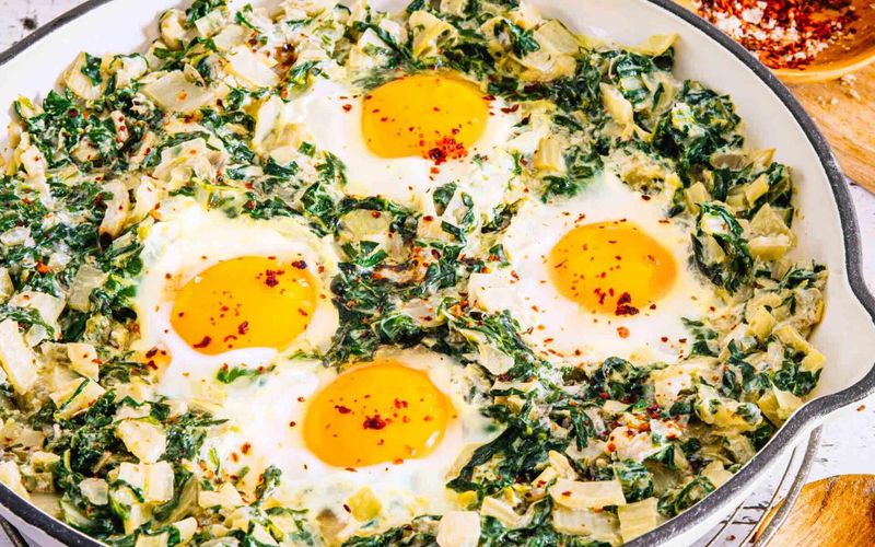 Oeufs et poêlée verte façon chakchouka