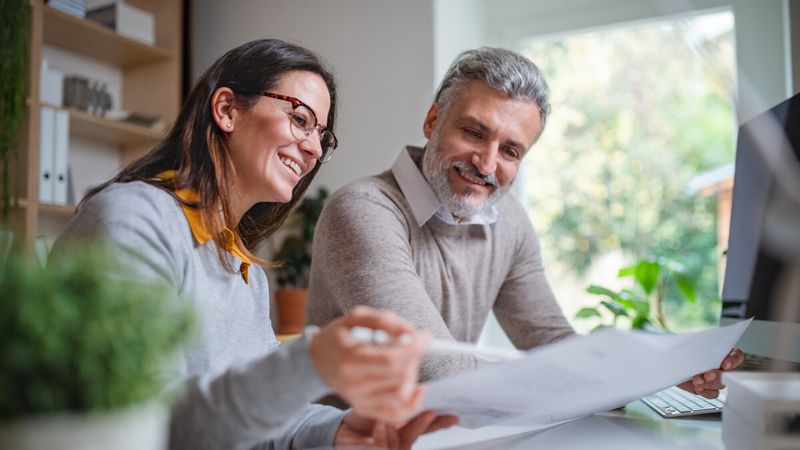 couple-ordinateur-travail