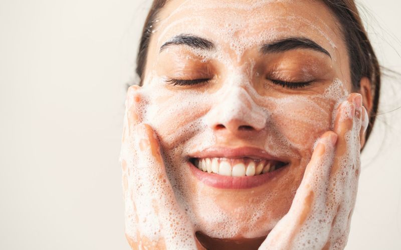 Quels soins démaquillants et nettoyants choisir pour une peau impeccable?