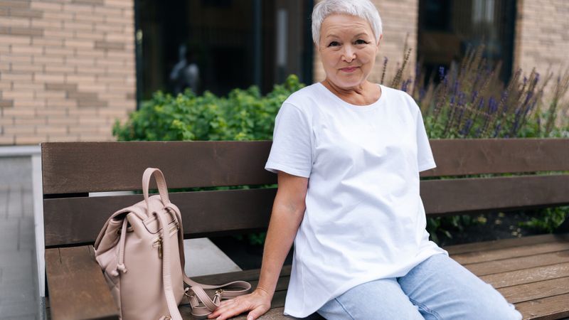 femme cheveux blanc ok senior