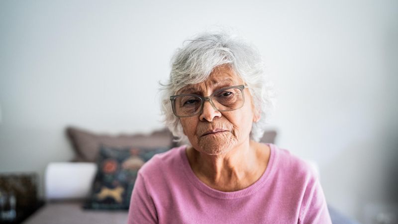 femme senior triste lit ehpad