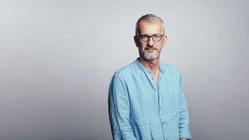 homme-serieux-lunettes-chemise-bleue