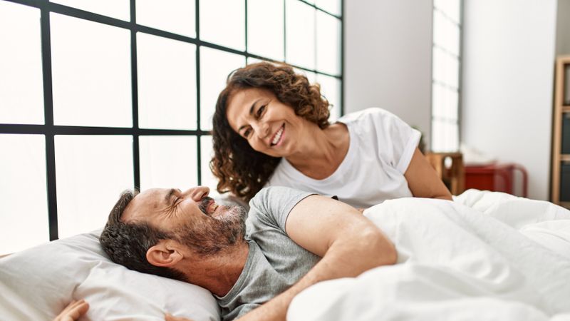 Illustration d'un couple au lit