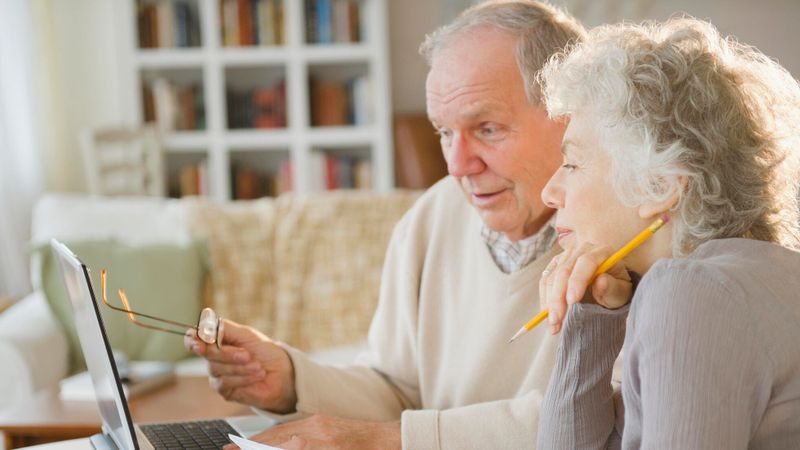 Illustration d'un couple de senior sur un ordinateur