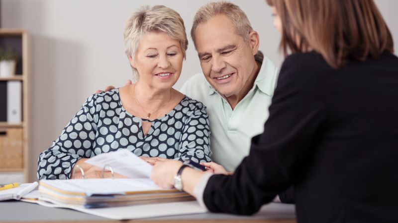 Illustration d'un couple demandant conseil pour leur retraite