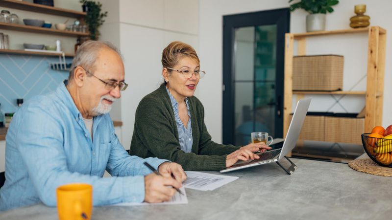 Illustration d'un couple devant l'ordinateur