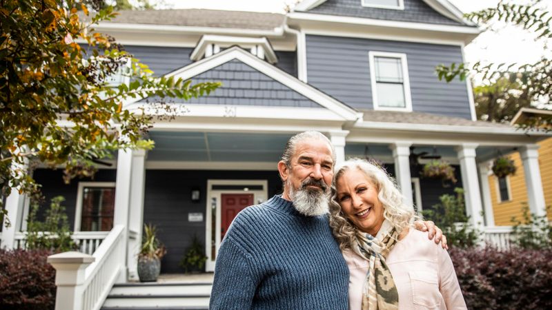Illustration d'un couple devant une maison