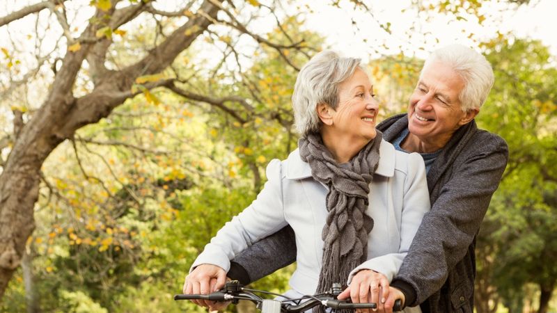 Illustration d'un couple sur un vélo