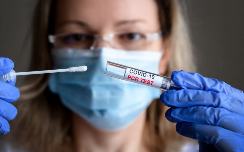 Covid-19: plus d'arrêt de travail ni d'isolement pour les malades, plus de tests pour les cas contacts dès le 1er février