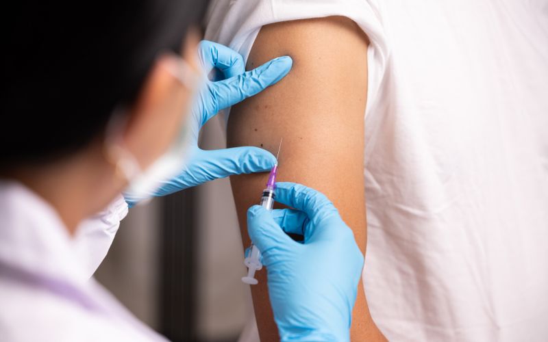 Covid-19: 3 questions sur la nouvelle campagne de vaccination, avancée au 2 octobre