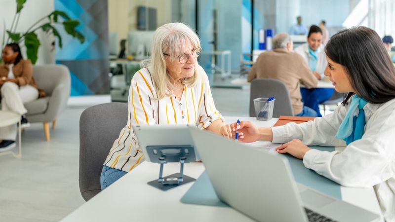 Illustration d'une femme à la banque