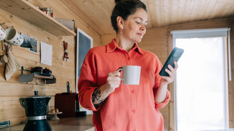Illustration d'une femme avec son téléphone portable
