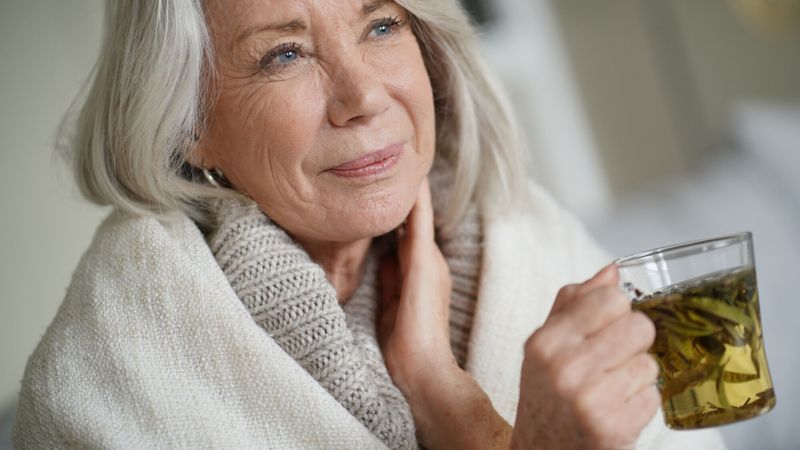 Illustration d'une femme buvant une tisane