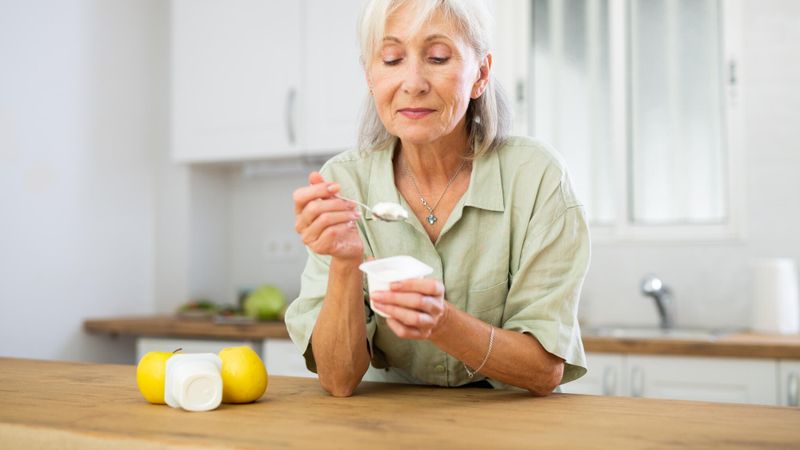 Illustration d'une femme en train de manger un yaourt