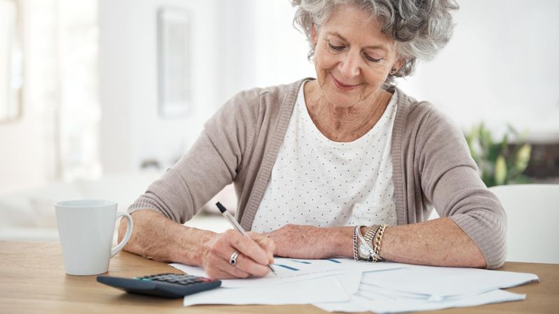 Illustration d'une femme en train d'écrire