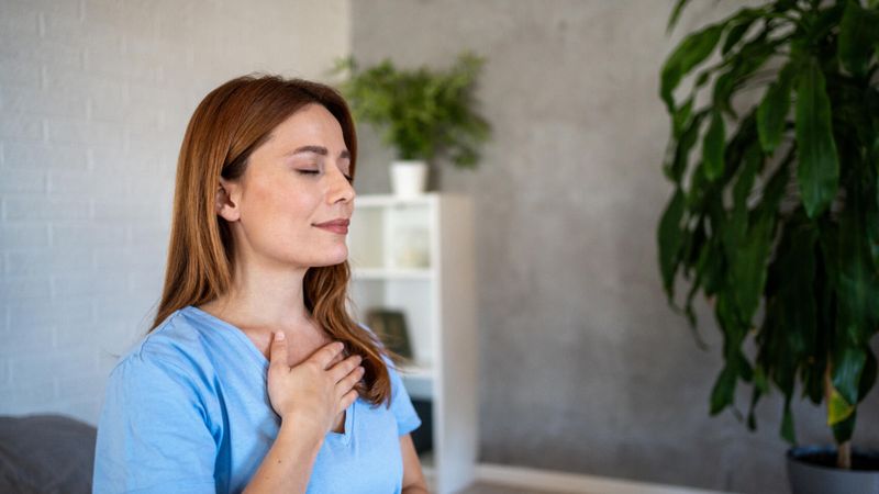 Illustration d'une femme faisant de la relaxation