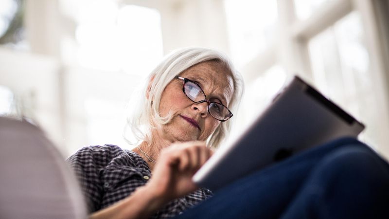 Illustration d'une femme faisant ses comptes