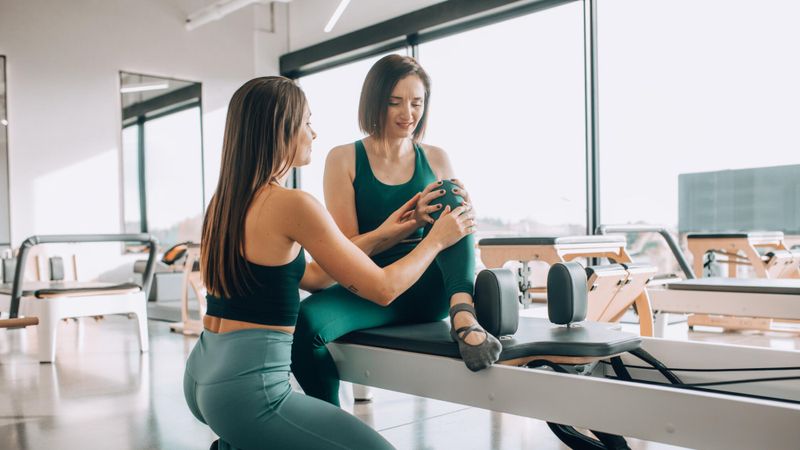 Illustration d'une femme faisant un exercice pour son genou