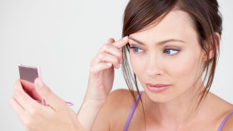 Illustration d'une femme qui regarde ses paupières