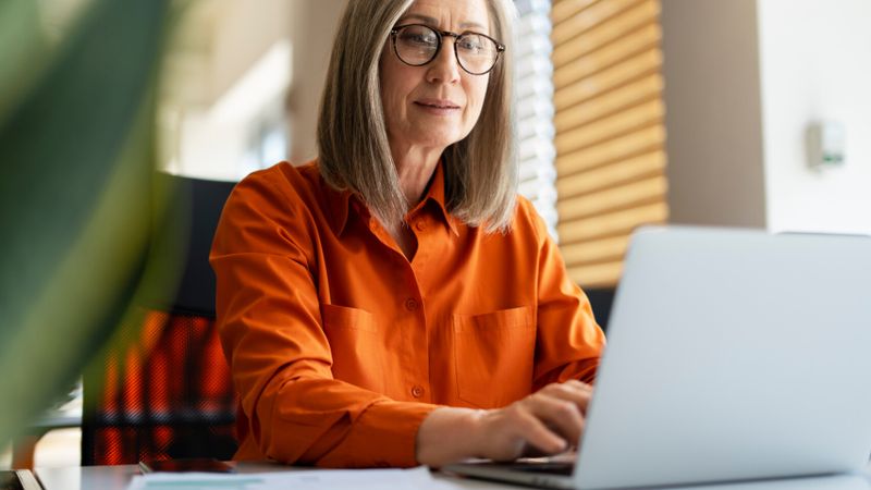 Illustration d'une femme senior devant un ordinateur