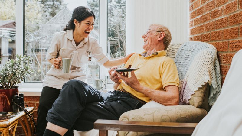 Illustration d'une personne aidée à domicile