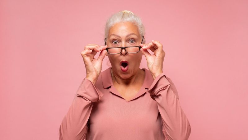 jeune senior femme surprise