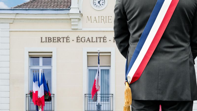 maire echarpe tricolore mairie