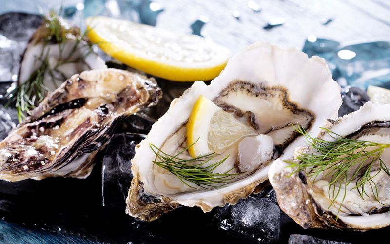 Le bon geste en cuisine: ouvrir des huîtres