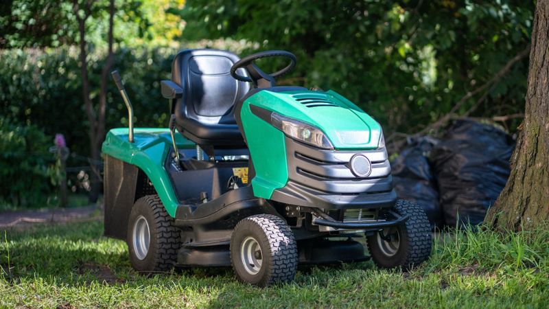 Tracteurs tondeuses 2024 : électrique, thermique ou hybride ?