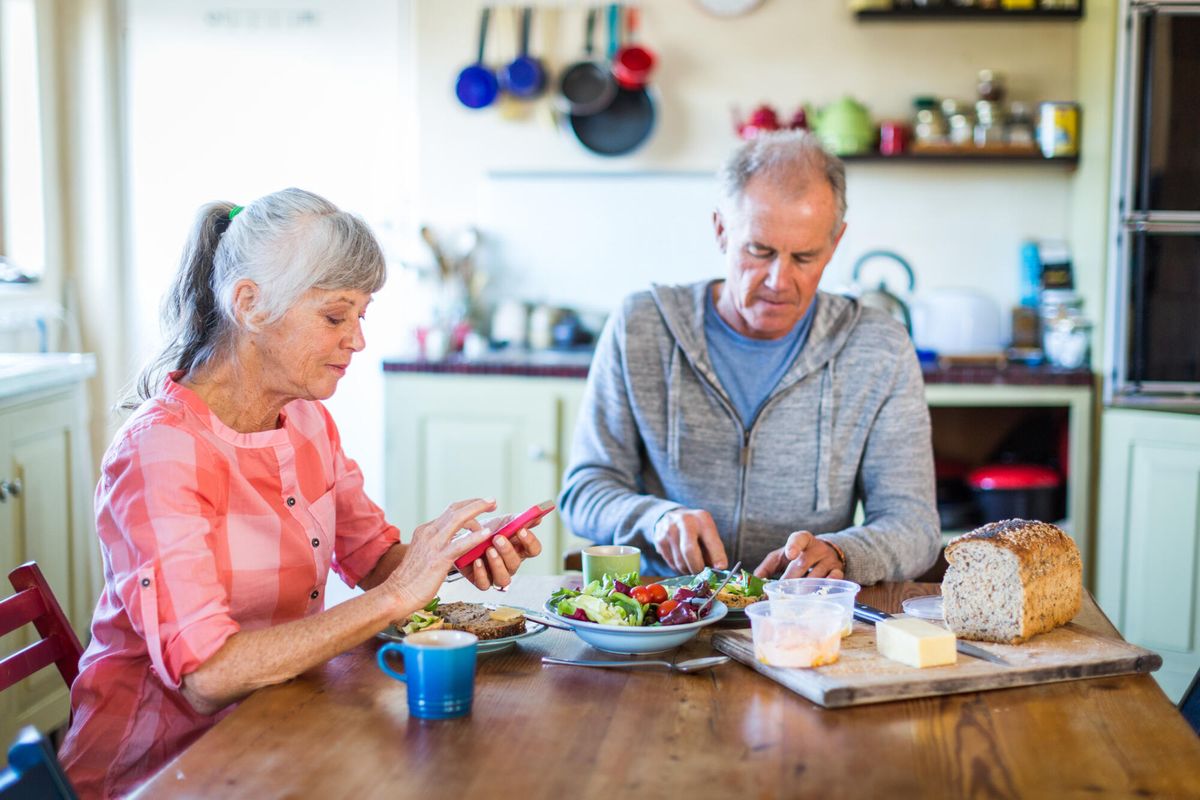 Un couple en train de manger
